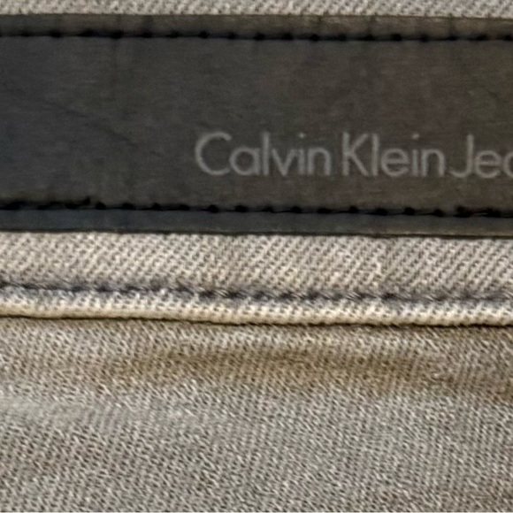 Calvin Klein Stonewashed Gray Denim-Ladies 8 - Picture 6 of 9